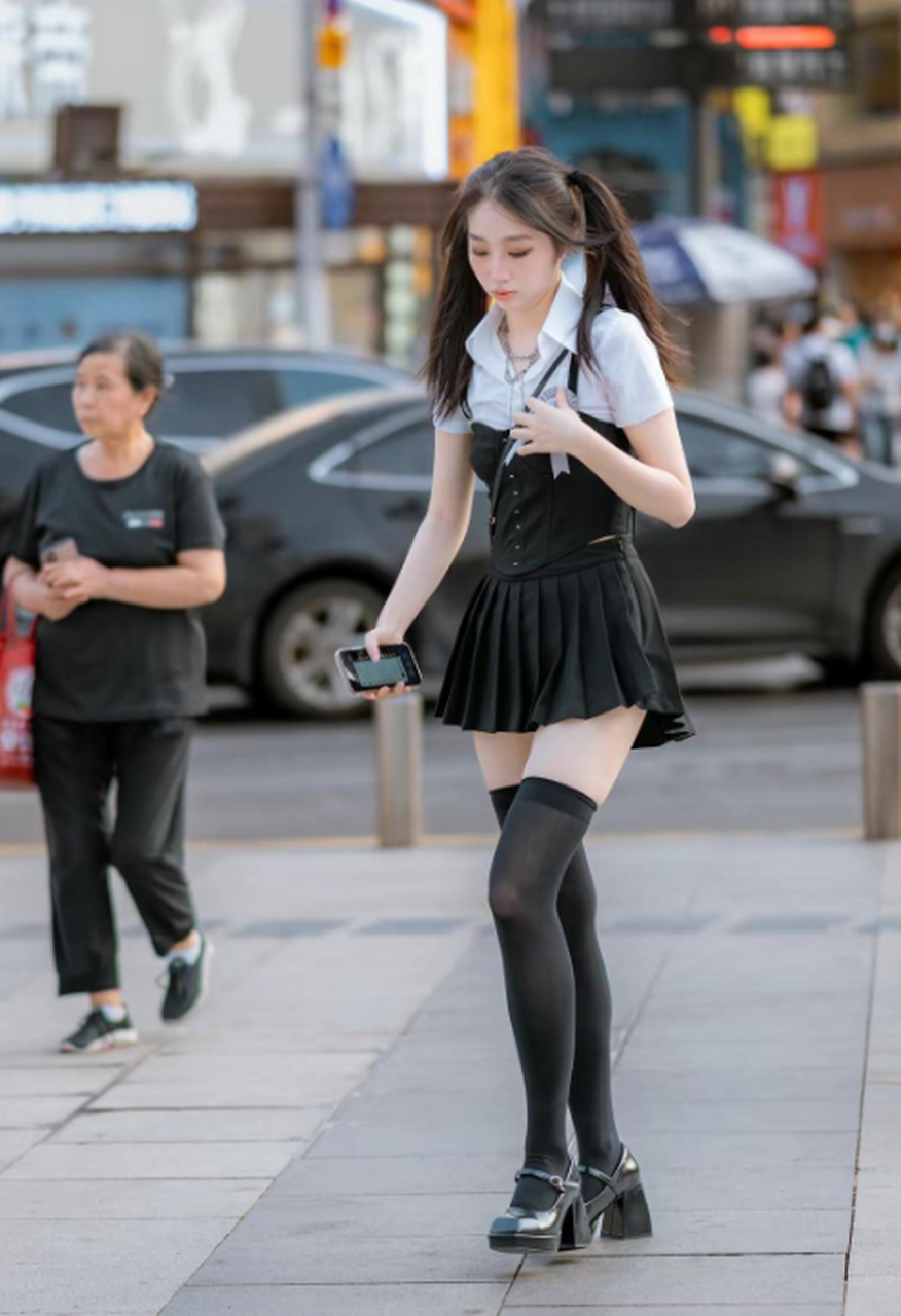 双马尾女生的黑裙穿搭新潮时尚.