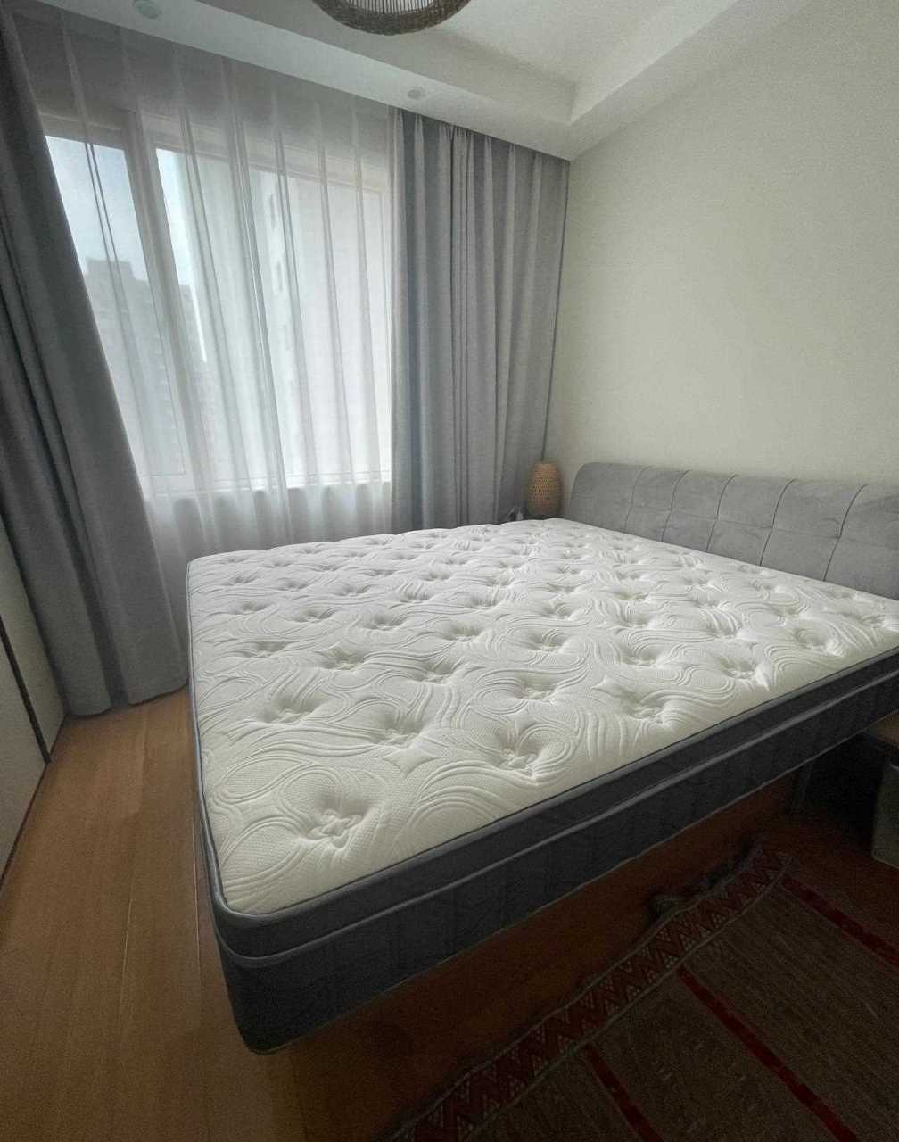 我一直以为自己床是1米8结果买了床垫发现是1米5  新床垫只能落在老