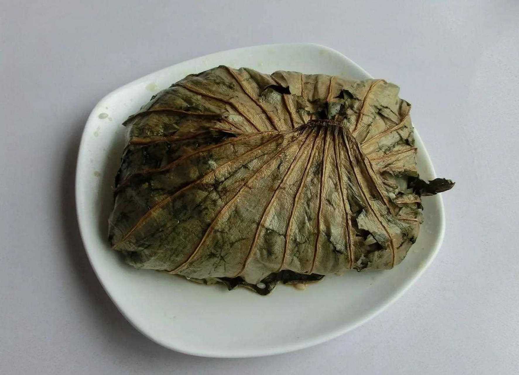 荷叶糯米包饭,是江南流传很广,历史悠久的一种民间美食.