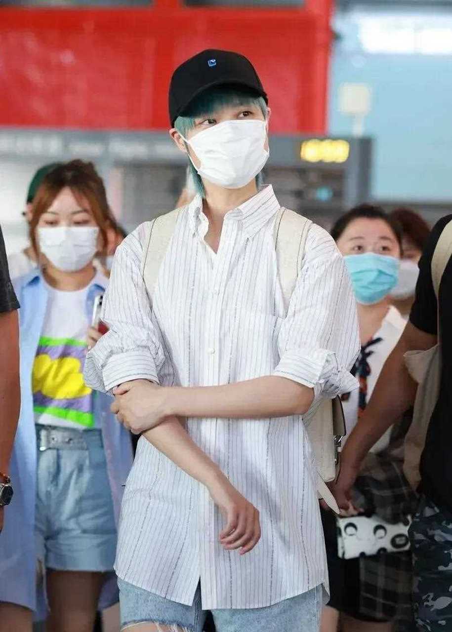 李宇出现在北京机场,她这次穿了一款白衬衣,下身搭配牛仔短裤,展现出