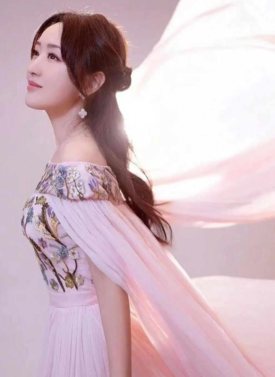 50岁的杨钰莹依旧和以前一样年轻漂亮,清澈的眼神里流露娱乐圈少见的