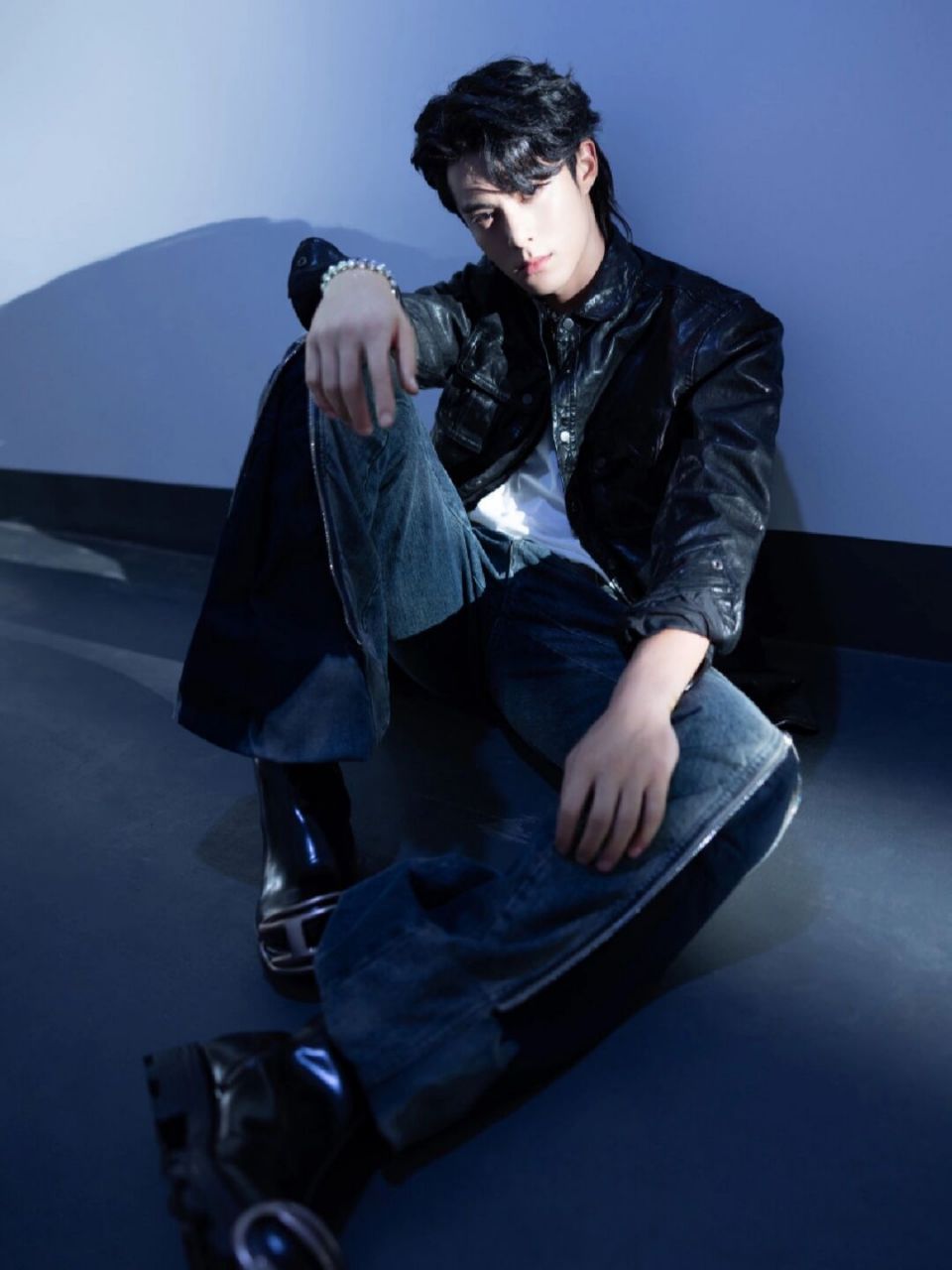 狼尾皮衣这个男人又帅出新高度|||谁能拒绝一个狼尾皮衣的大帅哥呢