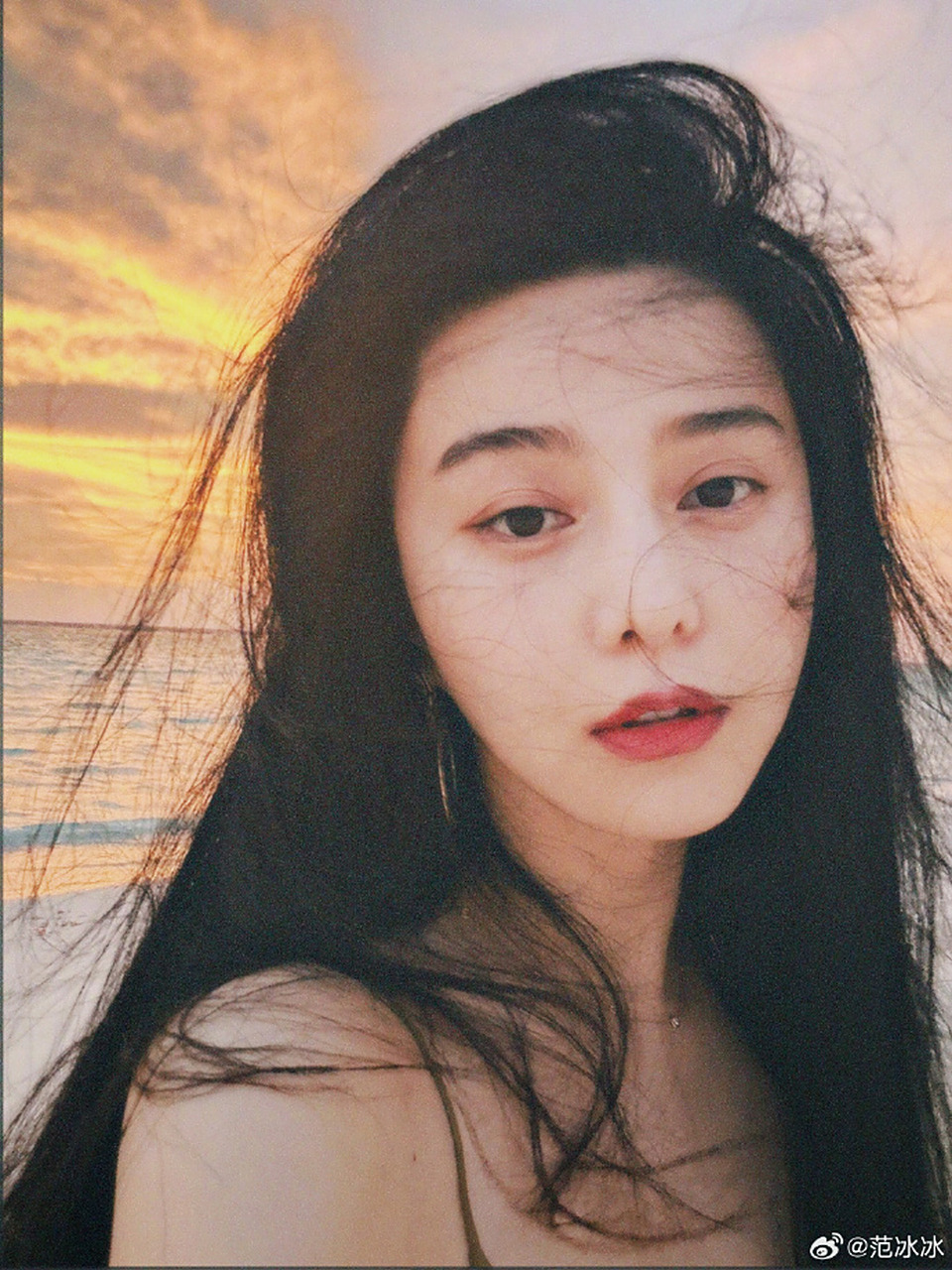 范冰冰终于露面了 人在海边穿着单薄 头发凌乱表情呆滞 像是受啥刺激