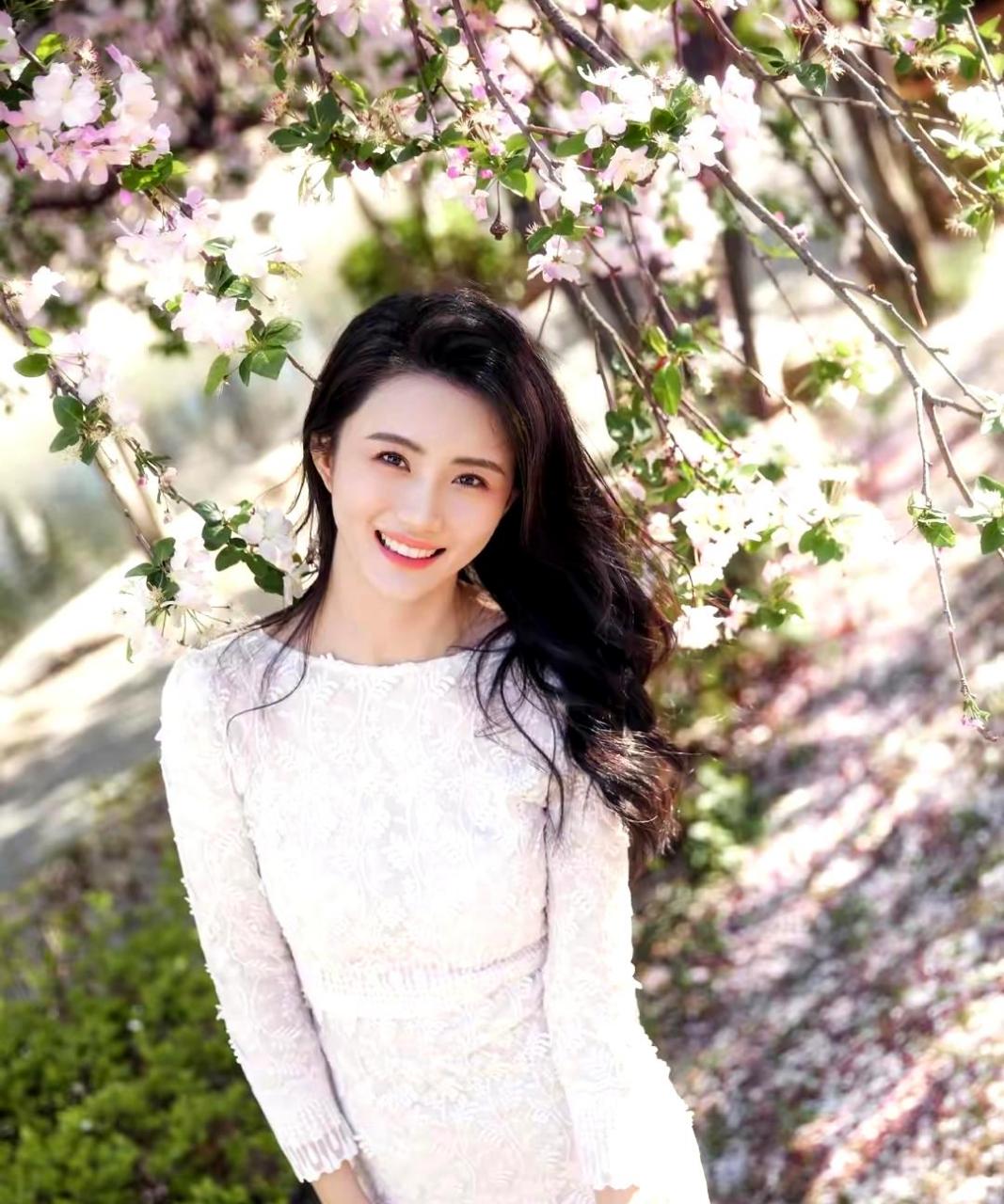 赵昕90后女演员最新美照曝光,身穿白色蕾丝印花连衣裙,散发治愈感,让