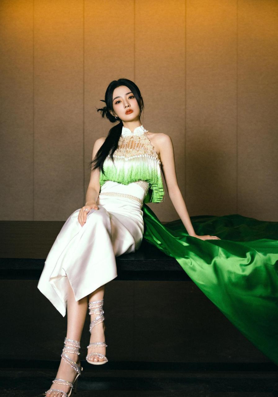 徐璐身着新中式改良式礼服,登上央视一套古韵新声春节晚会,东方韵味