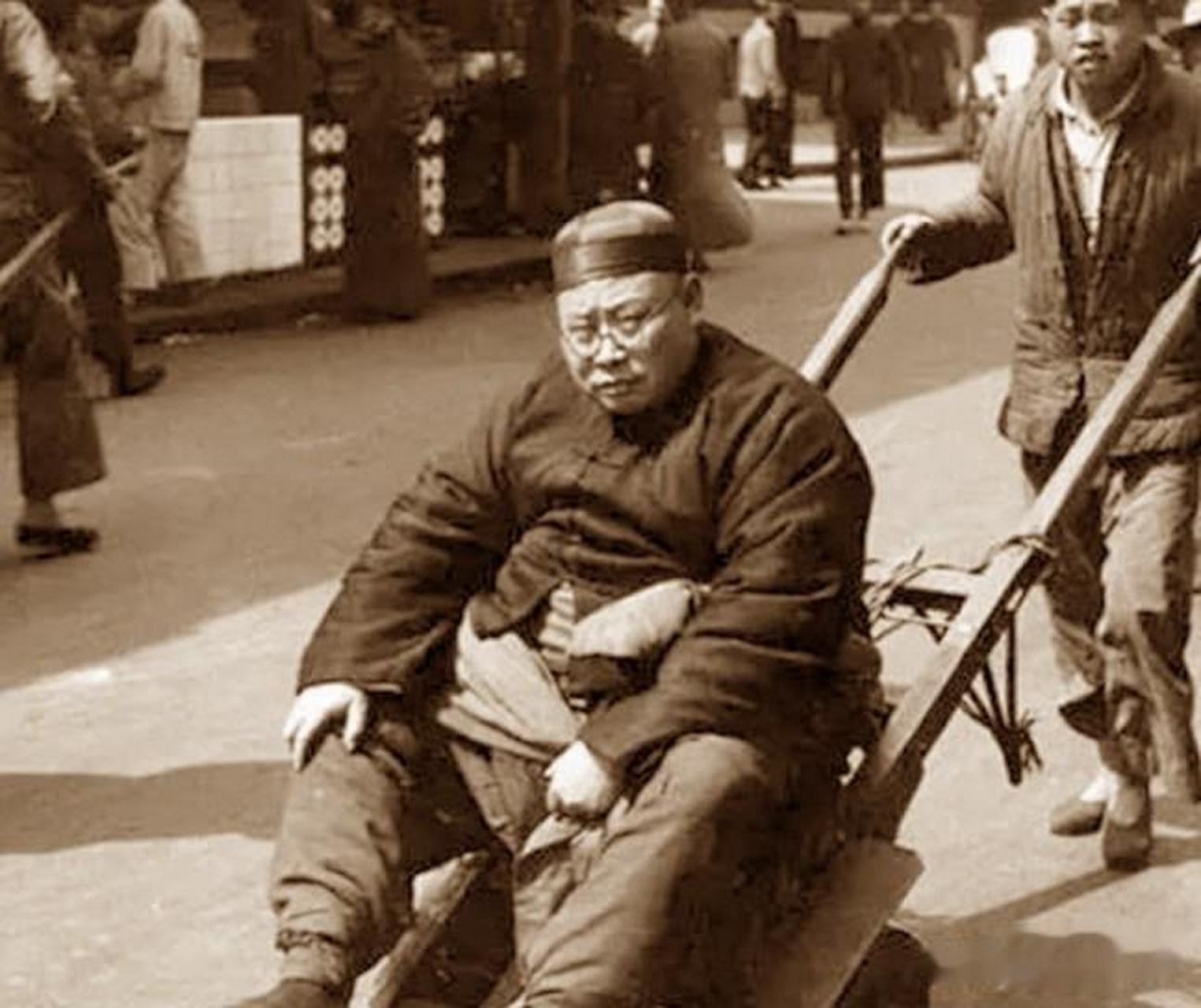 这是清末民初时期的地主老爷的豪车!看这样子像不像达叔?