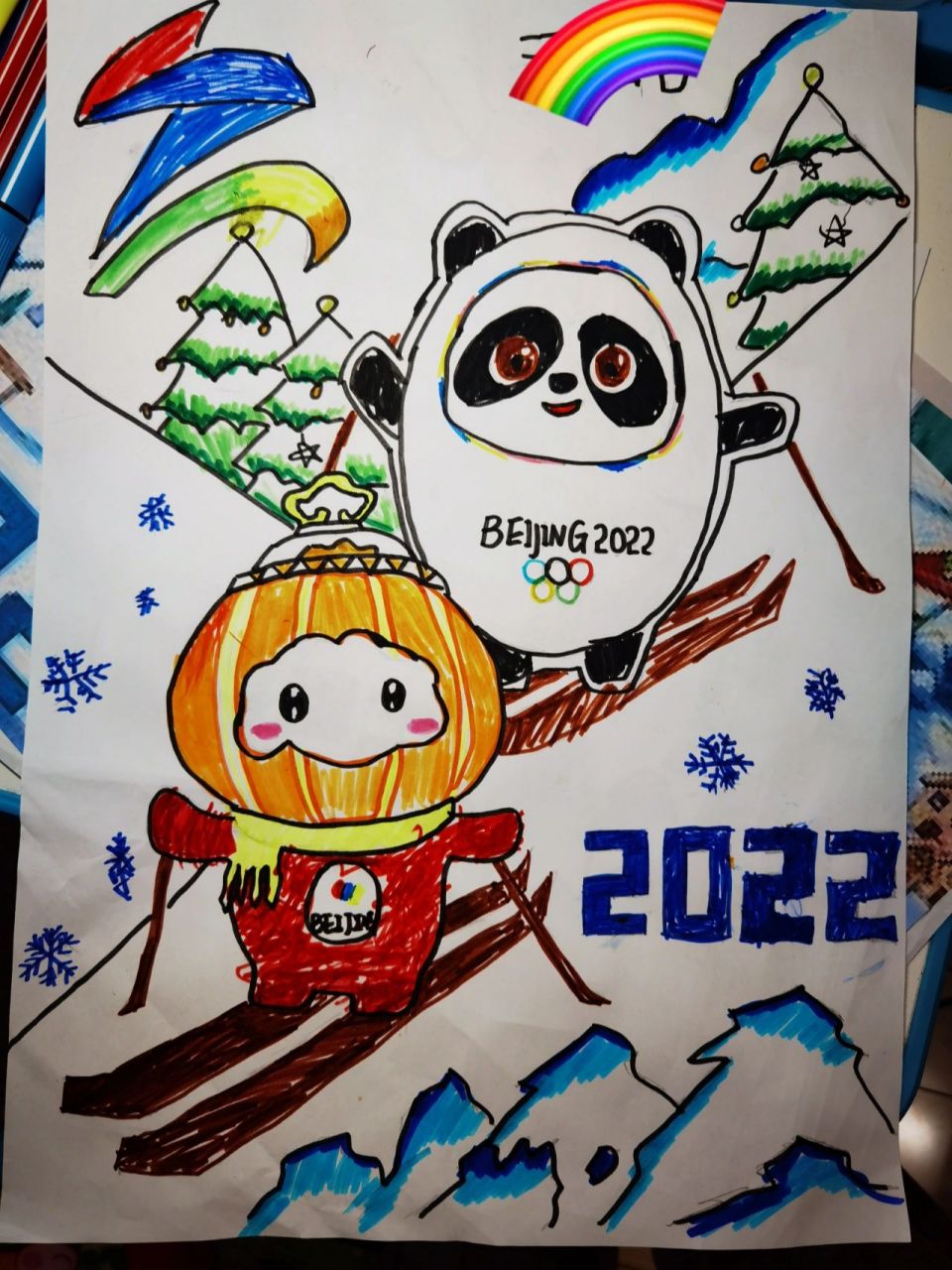 冰墩墩在滑雪的手抄报 小伙伴们知道冰墩墩是谁吗?