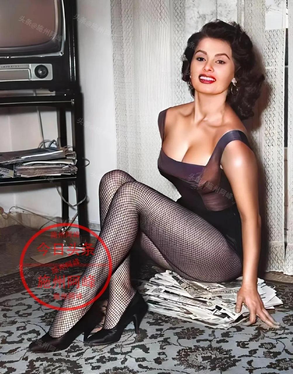 照片中的女子是著名的意大利明星索菲亚罗兰,她也是美国奥斯卡历史上