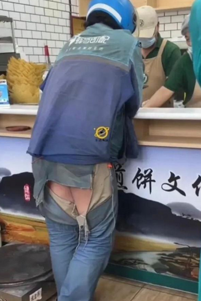 打工人的心酸了,裤子破成这样子了,都快走光了[厉害]