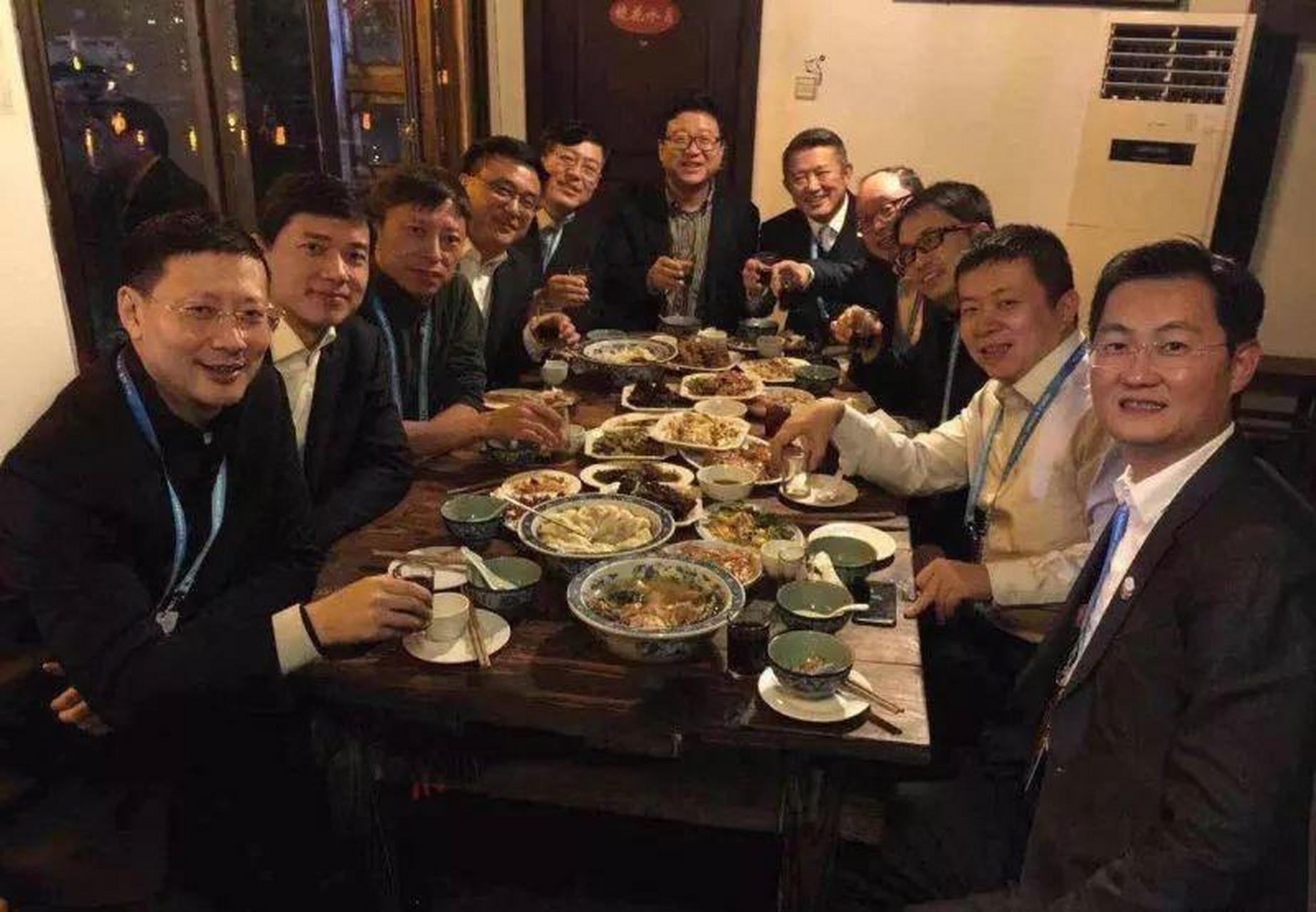 2017年乌镇互联网大会,中国互联网大佬们在饭局上觥筹交错,但不管是"