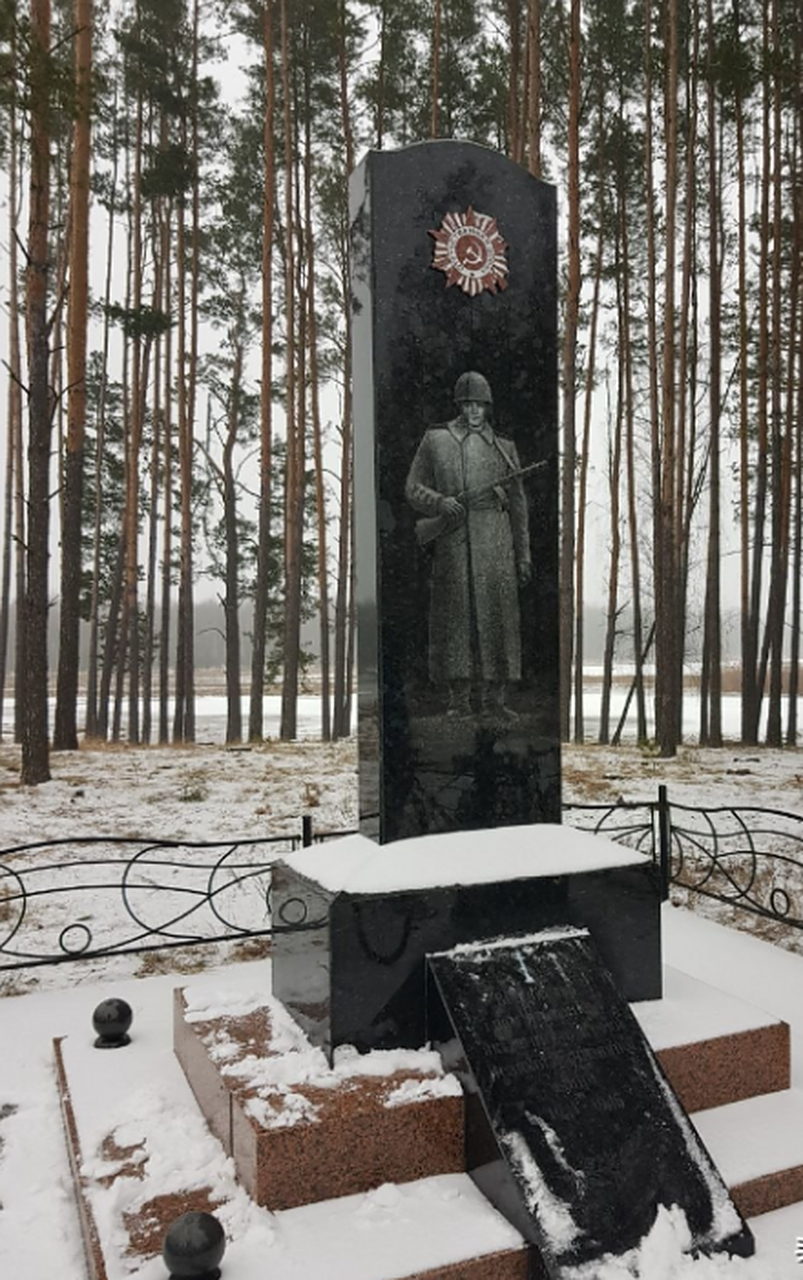 2023年1月18日,在乌克兰日托米尔州乌肖米尔村的苏联军人陵墓园,遭到