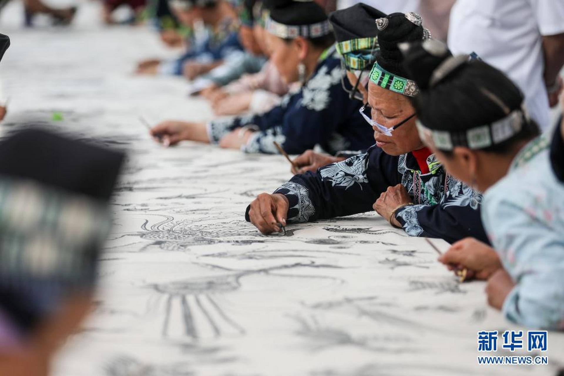 这幅"千鸟图"长达百米,图中绘有一千只锦鸡.新华社记者 欧东衢 摄