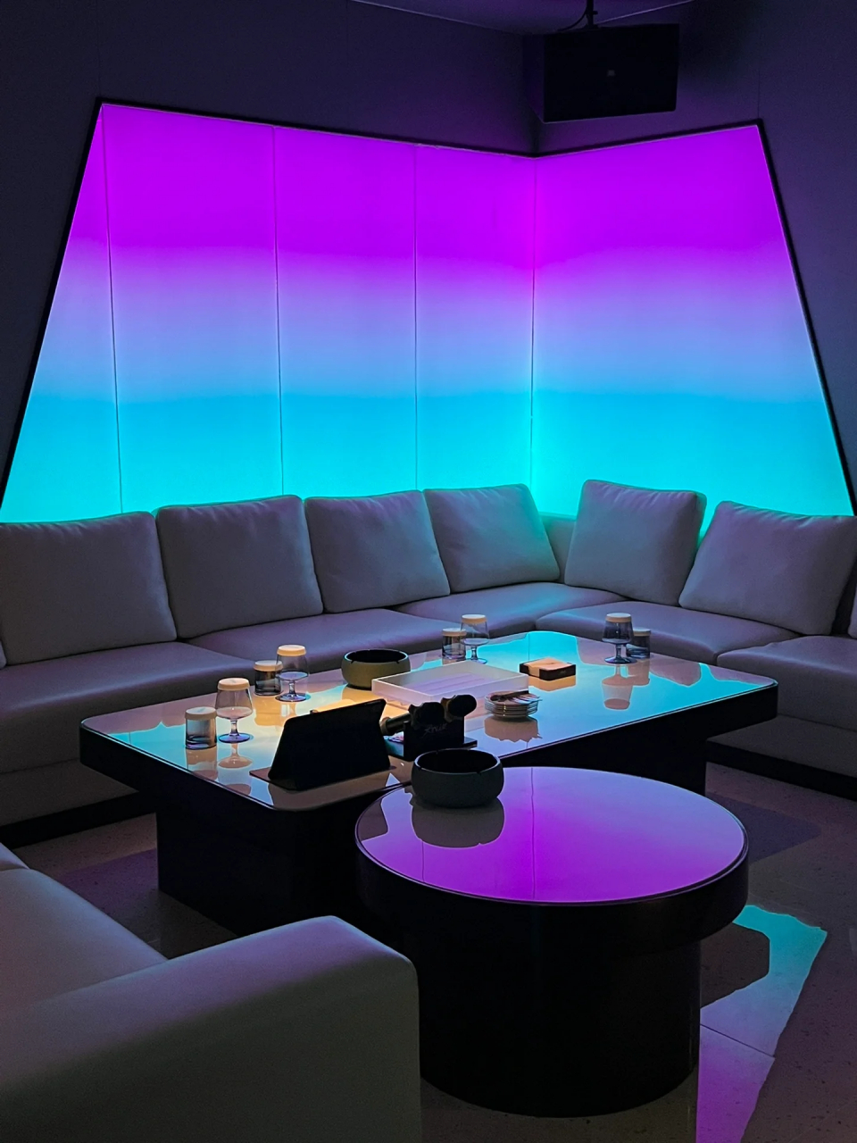 炫酷的霓虹灯,时尚的玻璃幕墙,仿佛置身于未来世界.无论你是喜