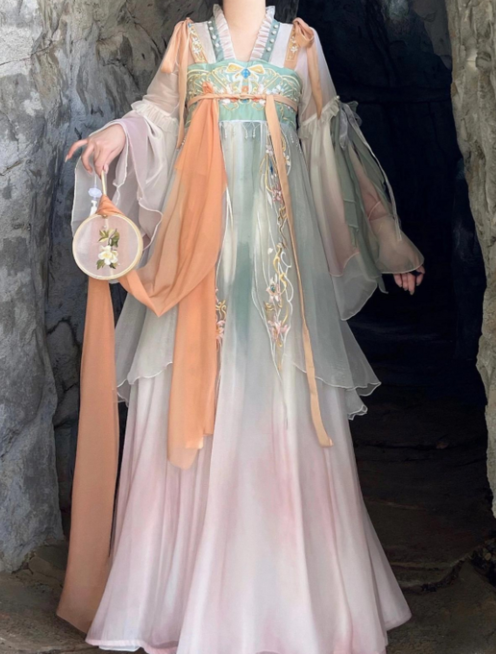 竹映屏花成千字 云在青天月在卿