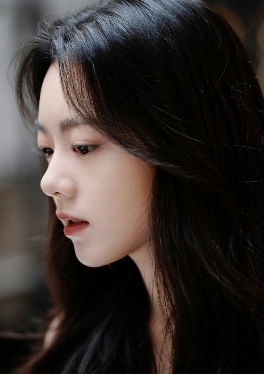 赵今麦 巴黎时装周晚宴第一身造型释出,白色闪钻裙搭配绿色眼线让人