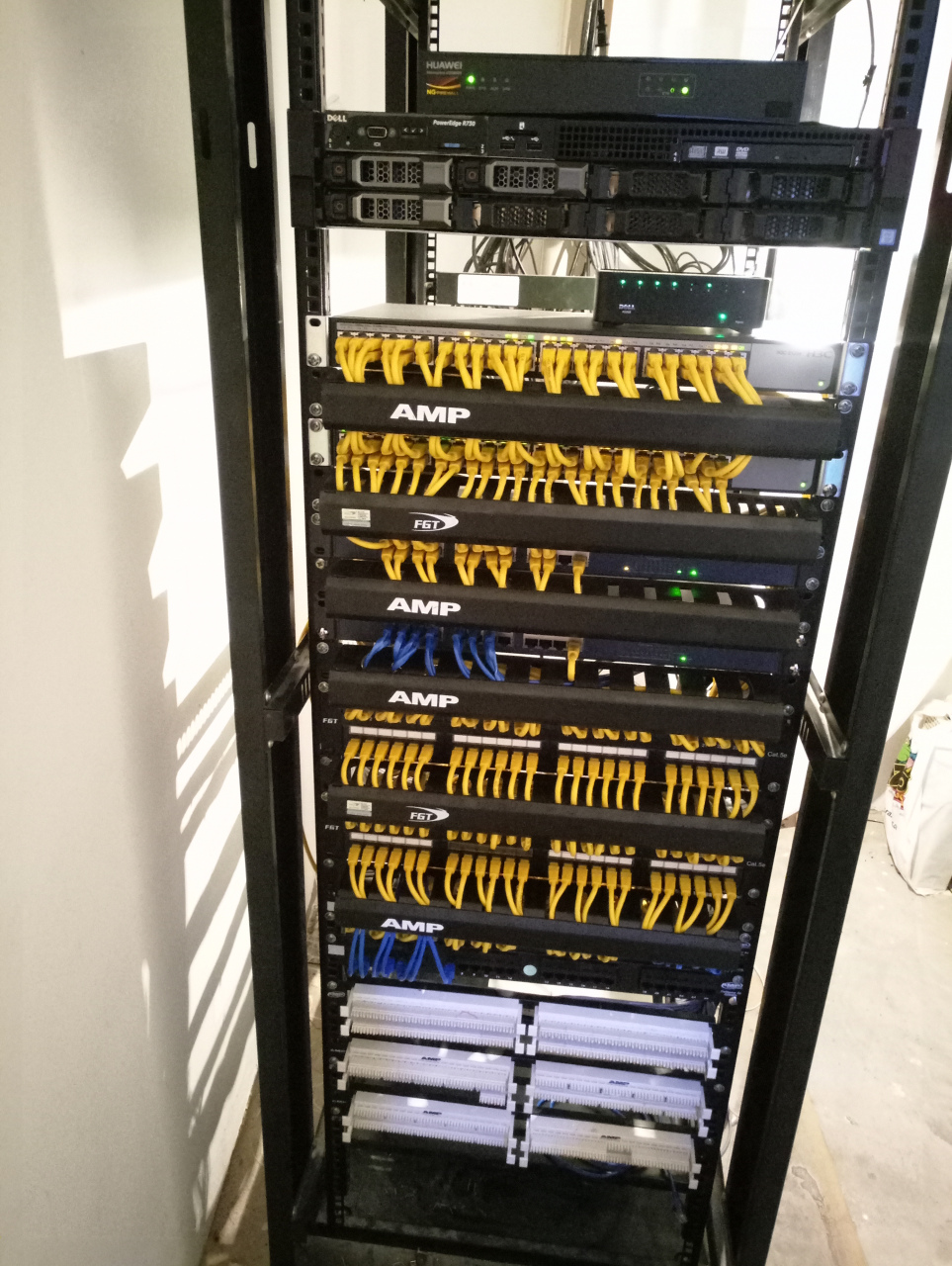 机柜布线要求主要包括以下几个方面: