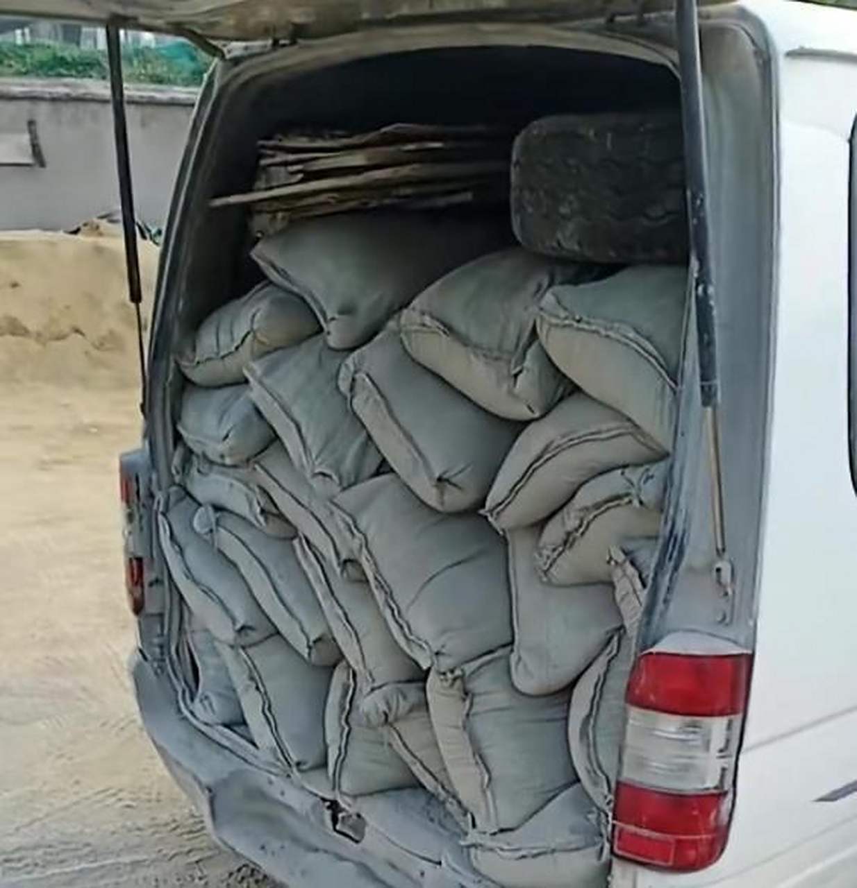 像这样拉水泥和砖头,车能移动吗?