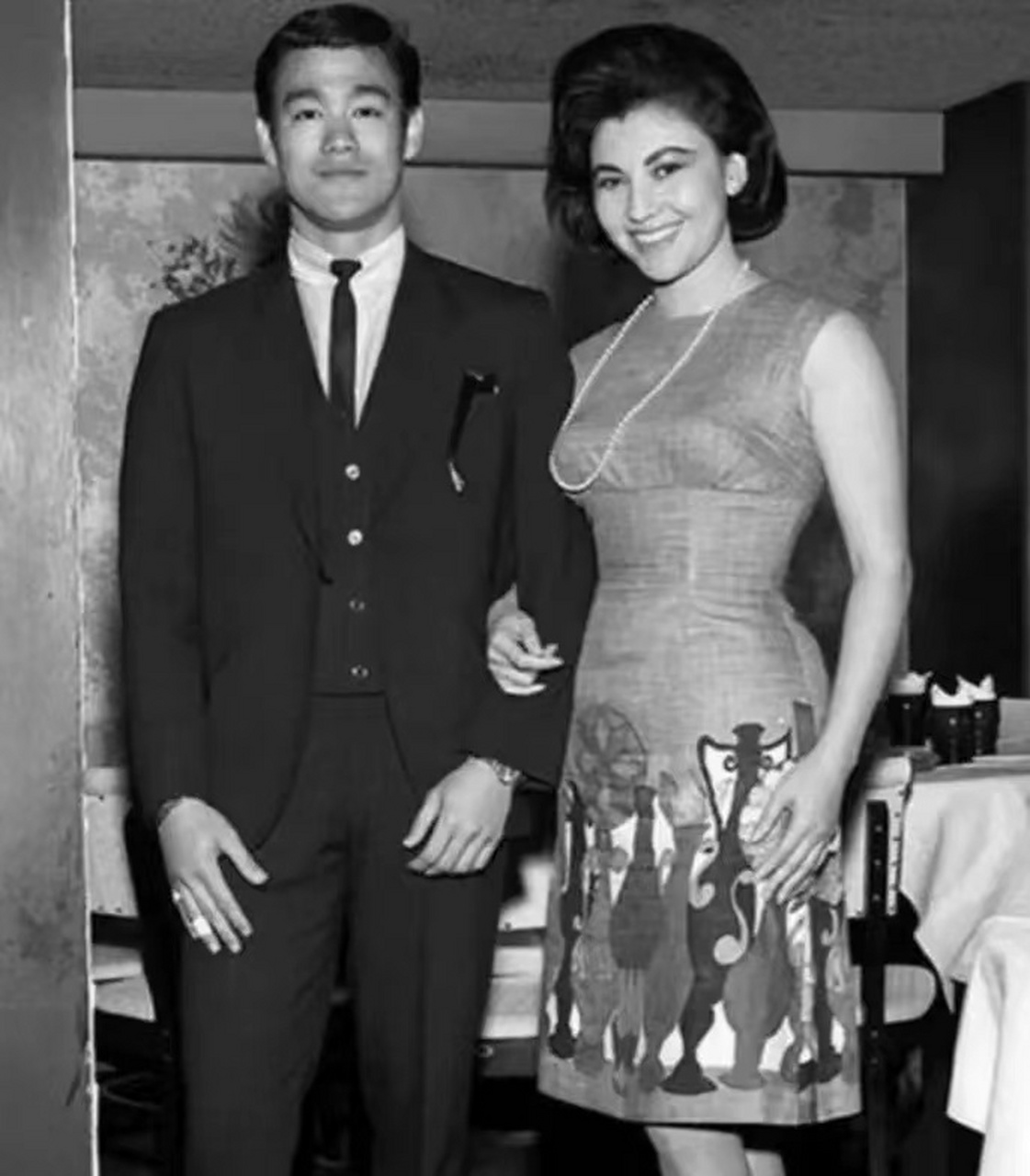 那年,李小龙i和武术指导黄家达一言不合便大打出手,黄家达是泰拳冠军