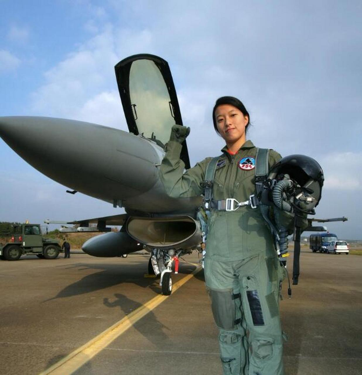 韩国军队最近出了性丑闻,空军一名女士官遭上级中士性侵后死亡.