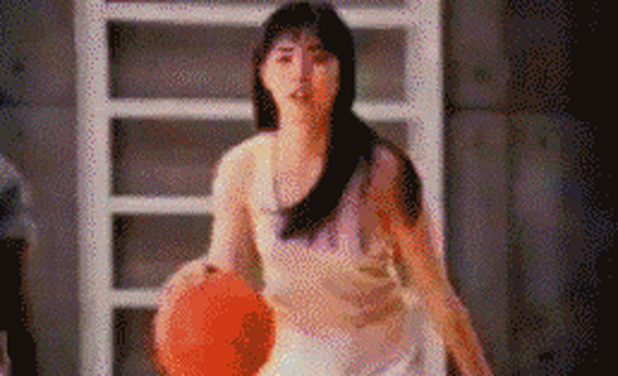 1982年,王祖贤在球场上打篮球的一幕被星探看到,随后发掘她开始拍广告