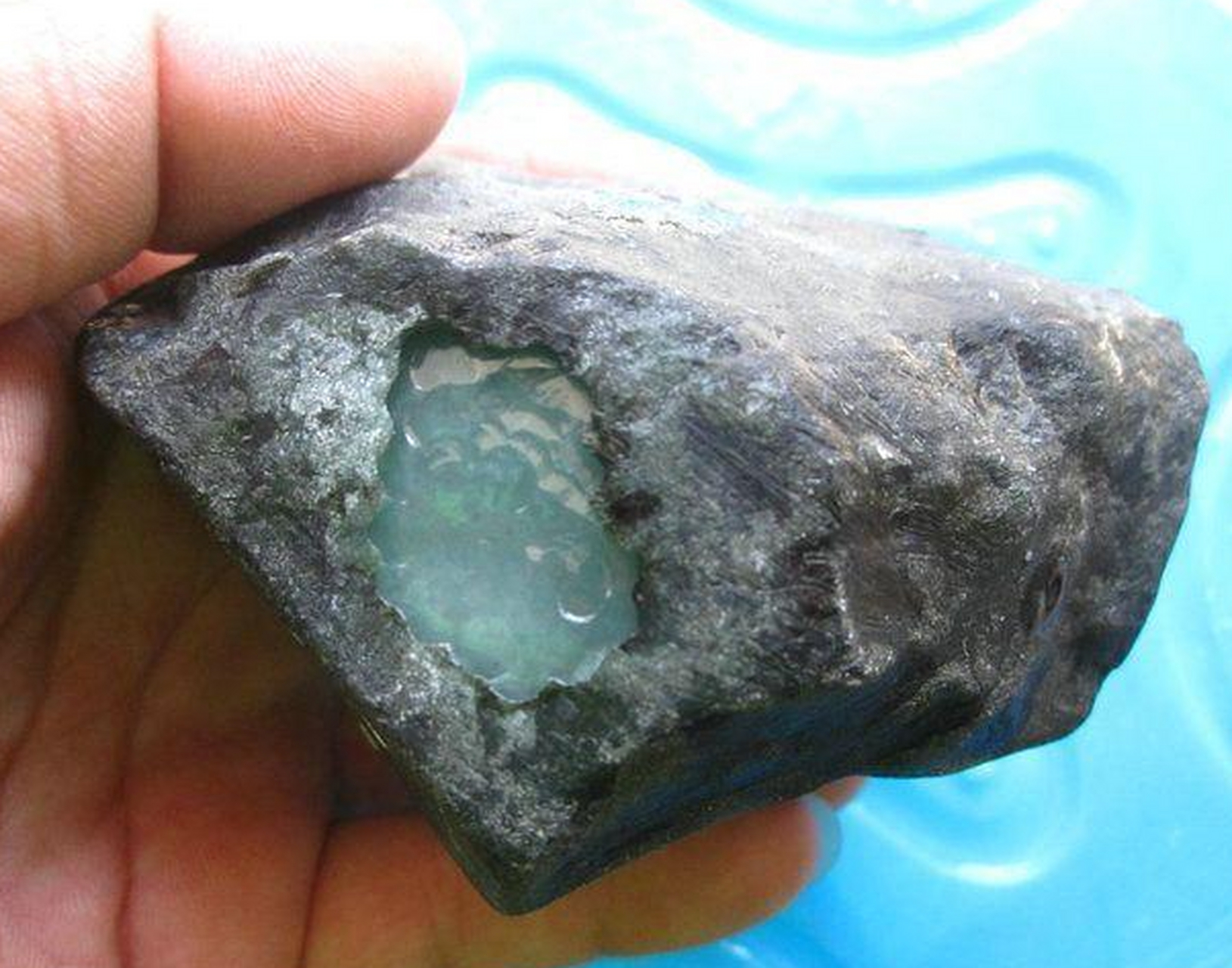 帕岗场口的#翡翠原石# 皮薄,皮以灰白及黄白色为主,结晶细,种好