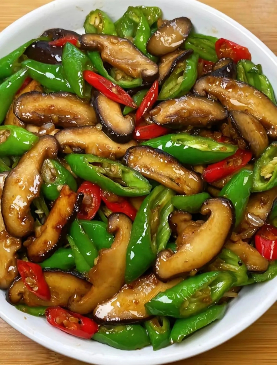 青椒炒香菇低脂味美比肉还好吃  又香又嫩,好吃又下饭  食材:香菇