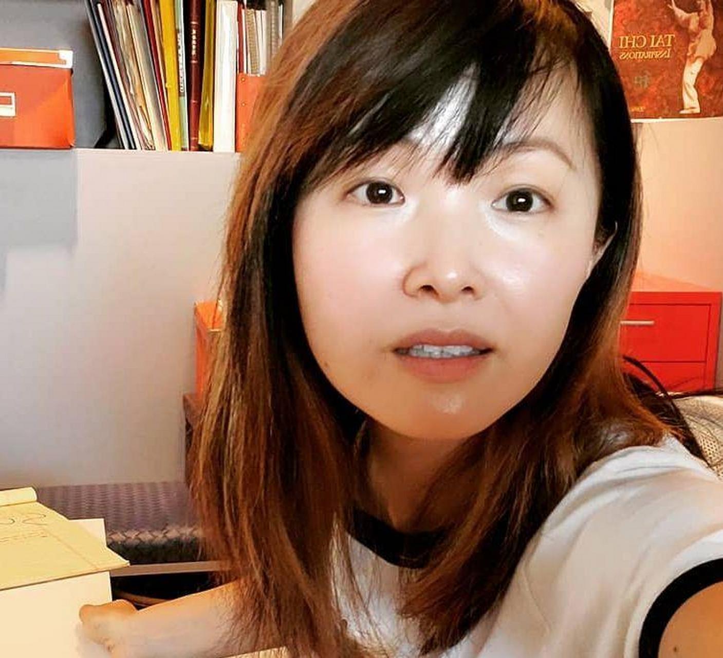 武打巨星甄子丹的妹妹甄子菁生活照,她今年已经47岁保养得很不错