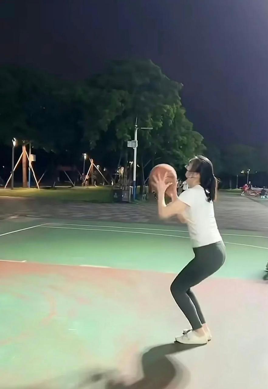 女生打球就是不行,连三步上篮都不知道是怎么回事,还敢说自己会打球