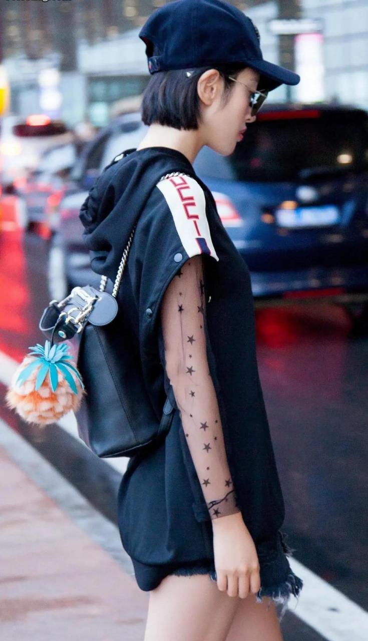 唐艺昕牛仔短裤现身机场,太可爱了