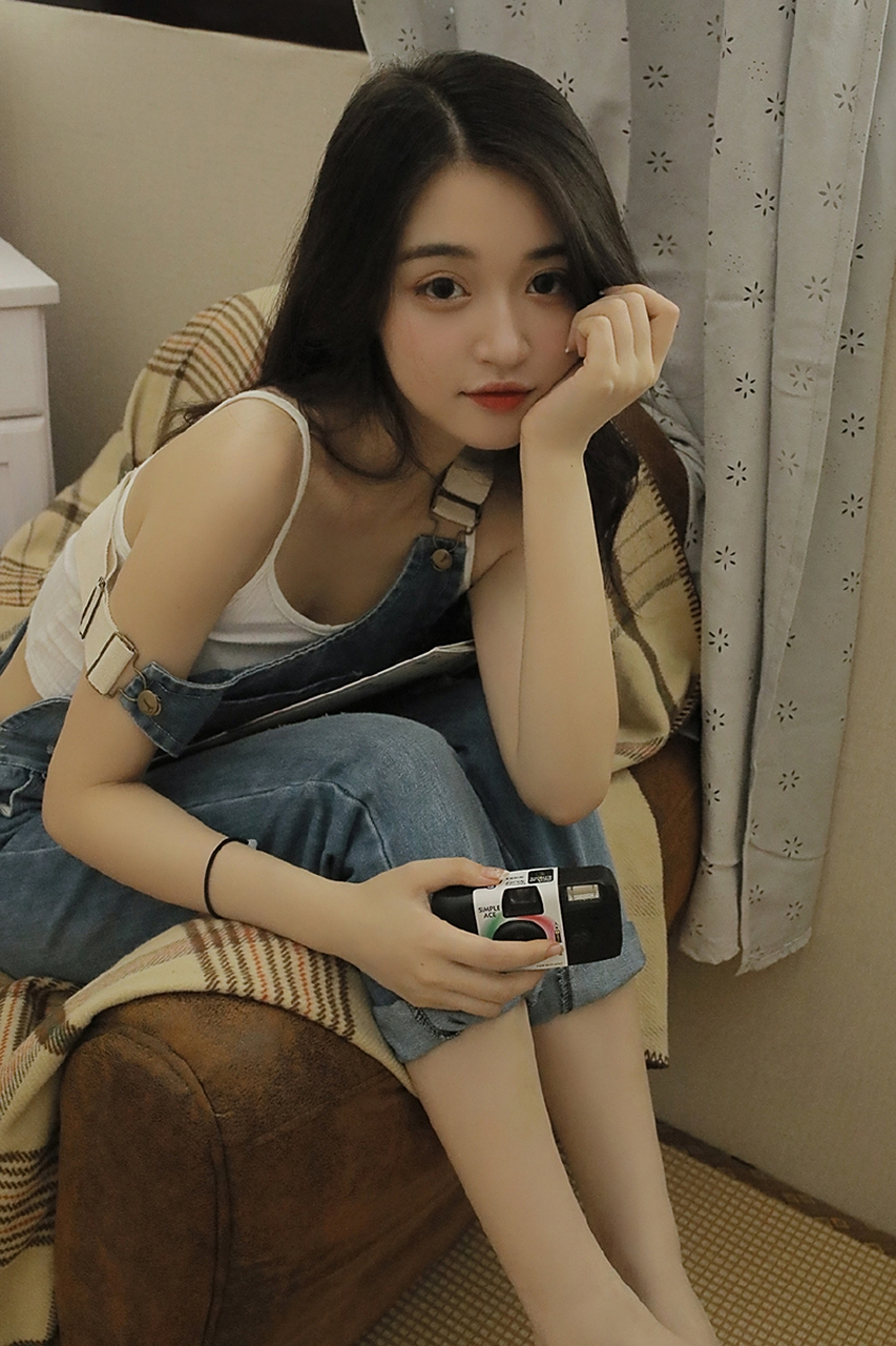 长发大眼妹温柔妩媚性感写真