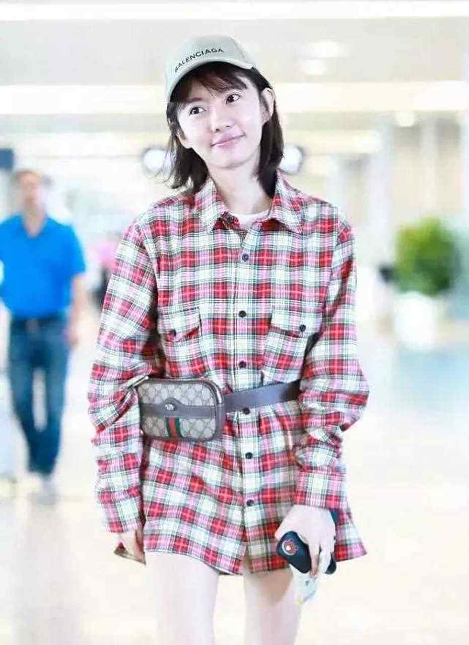 "诺澜"刘萌萌现身机场素颜朝天 与"新晋老公"白宇相恋五年,喜欢这一对