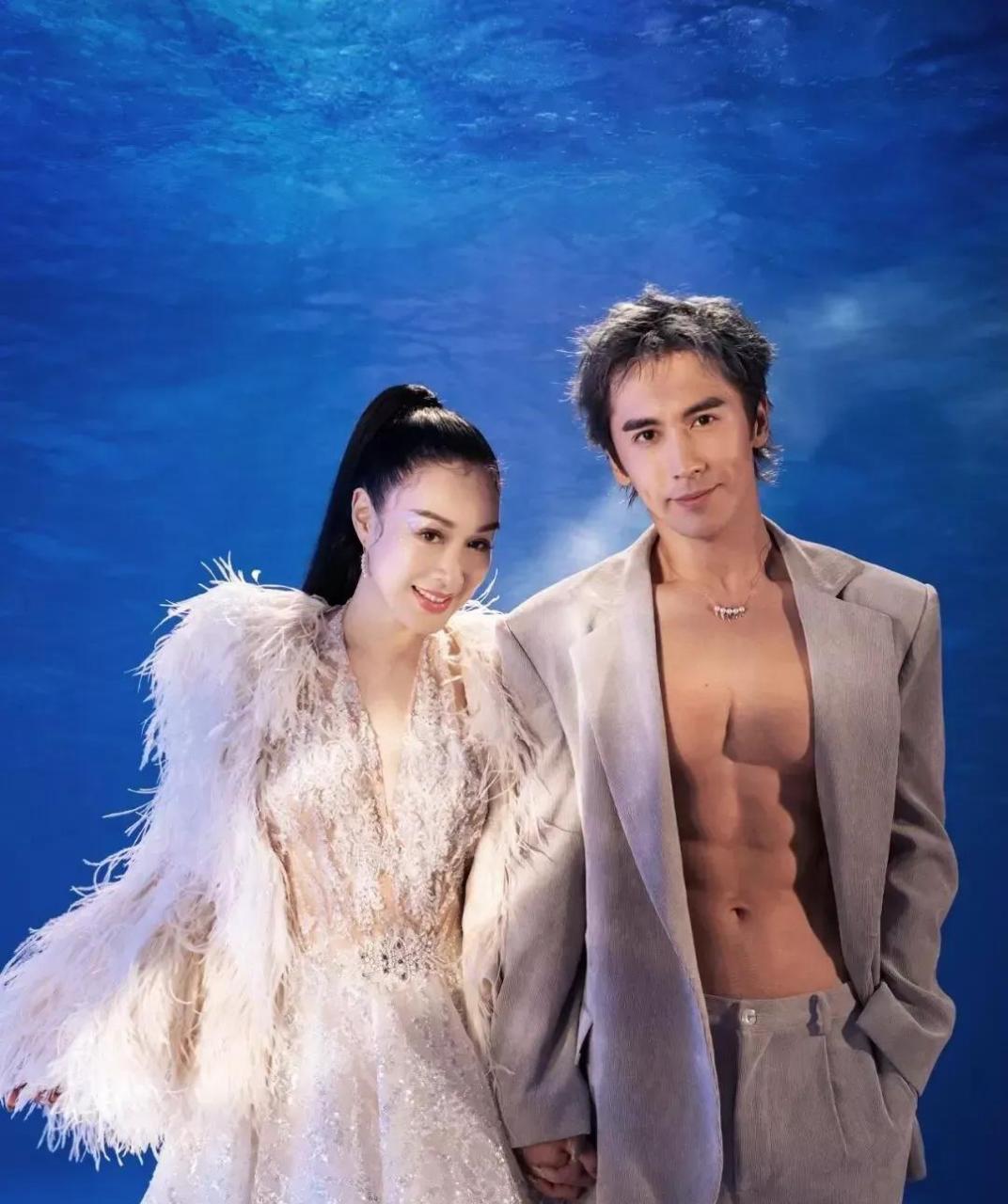 张伦硕晒腹肌,携老婆钟丽缇拍穿搭写真 ,裙装造型下凹凸的身材太抢镜