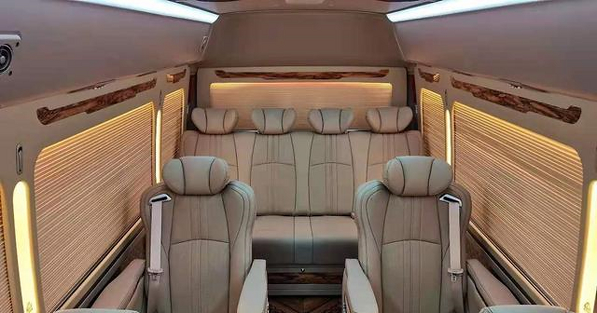 而丰田考斯特华通丰业车内配备了高档ottoman意大利真皮航空座椅,并