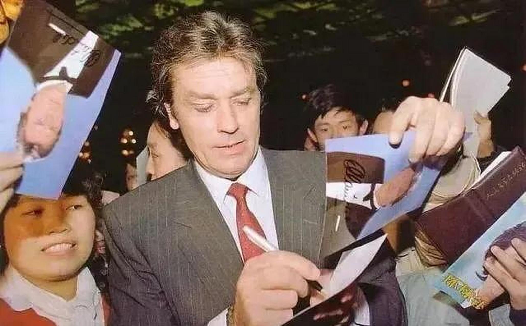 1987年,当时52岁的法国著名影星阿兰德龙在北京旅游时的留影照片