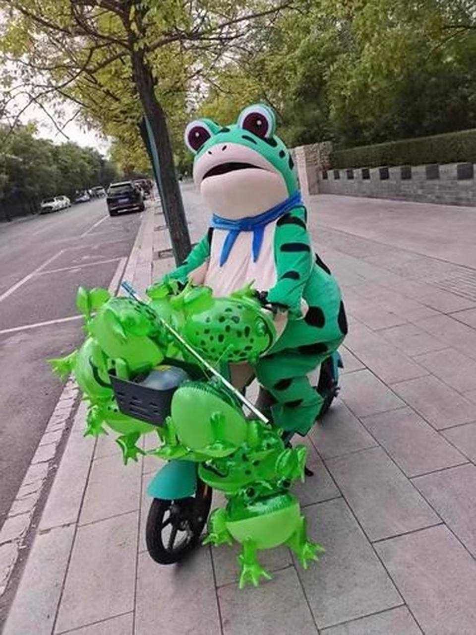 最近,一种名为"卖崽青蛙"的现象在网络上引起了广泛的关注.