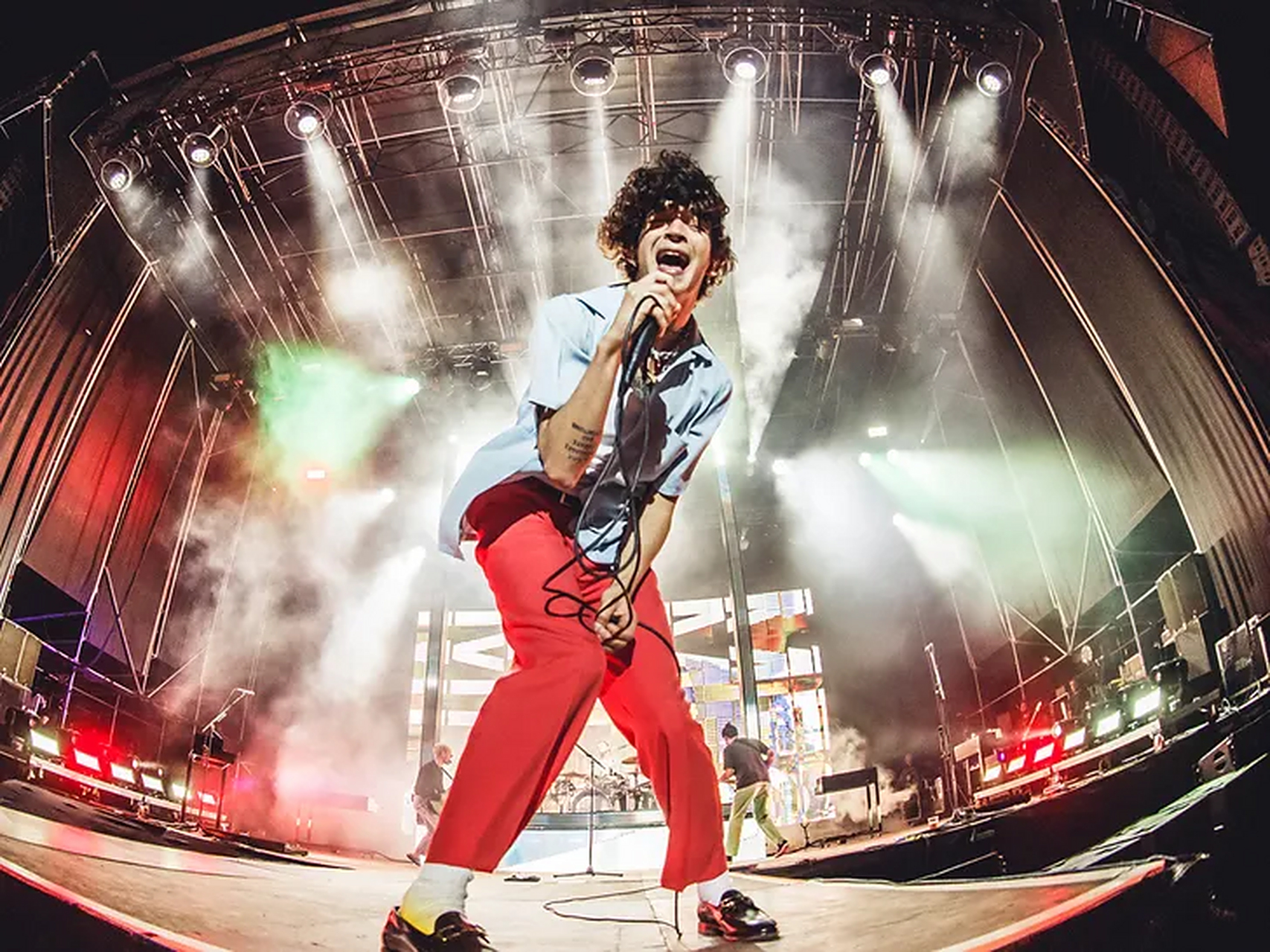 乐队the 1975的主唱matty healy在马拉西亚的音乐节上亲吻了贝斯手