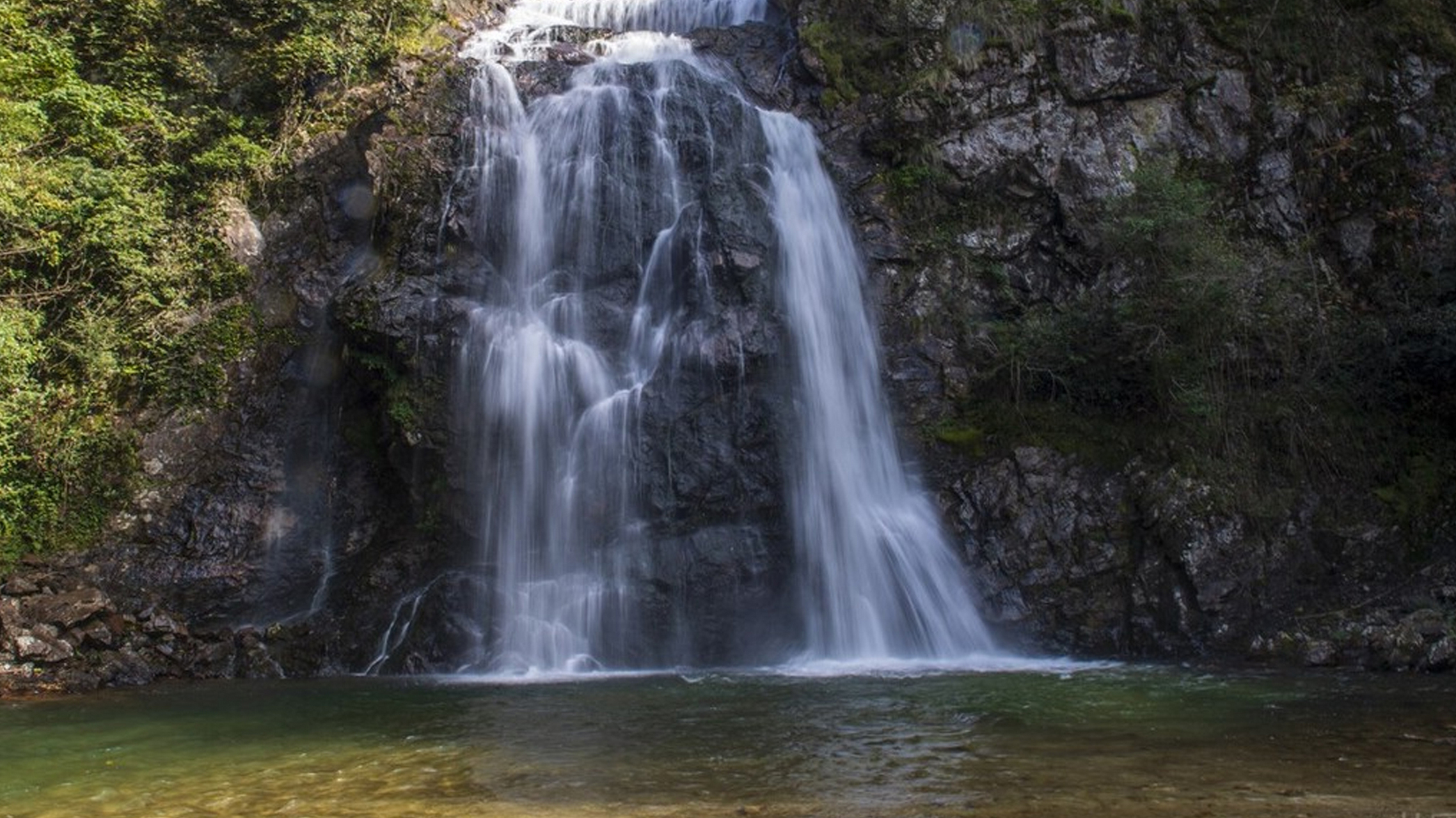 秋高气爽,邵阳隆回县的旺溪瀑布雄伟壮观,一道瀑布隔着茂密的草木泄