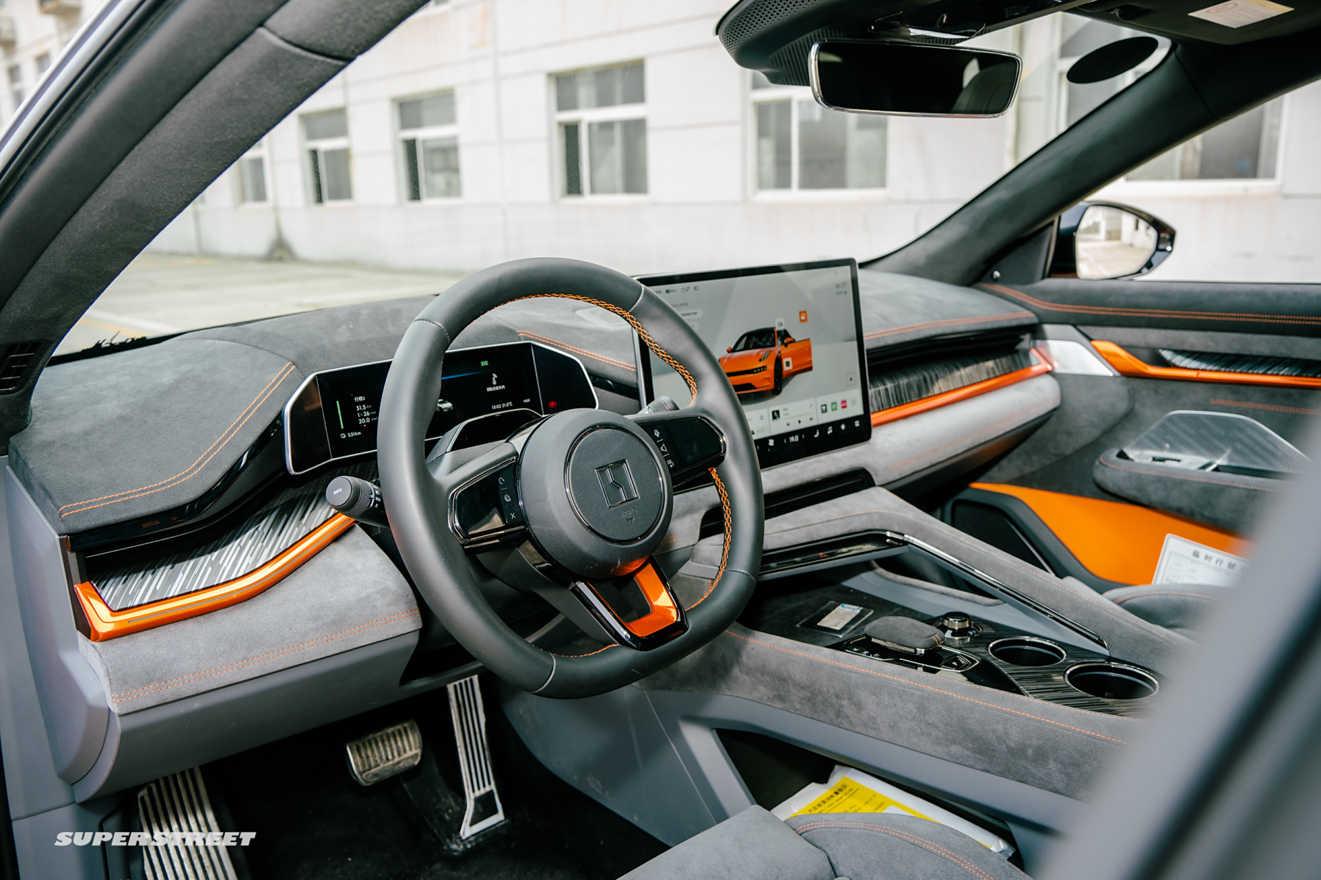 2023款极氪001 you版的内饰里面运用了大量的橙灰alcantara内饰,座椅