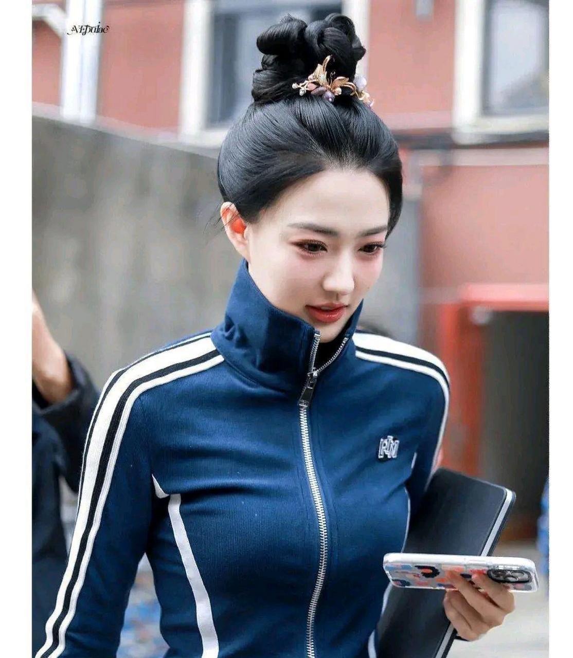 徐璐这身太好看了,上身紧身运动衣,下身牛仔裤;非常显身材!