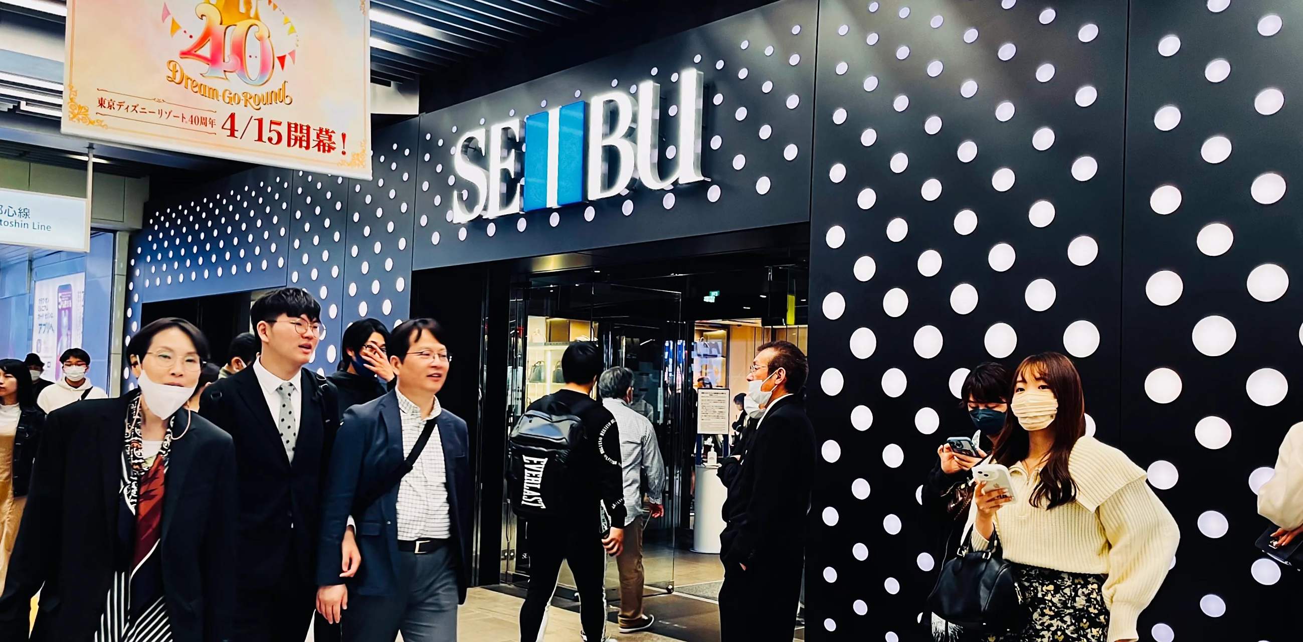 日本东京池袋东口西武百货商场,有各式各样的包包,太让女人爱不释手