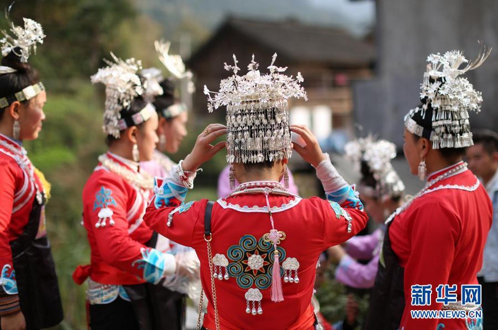 在贵州省丹寨县扬武镇乌湾村,少数民族群众在芦笙场上整理盛装.