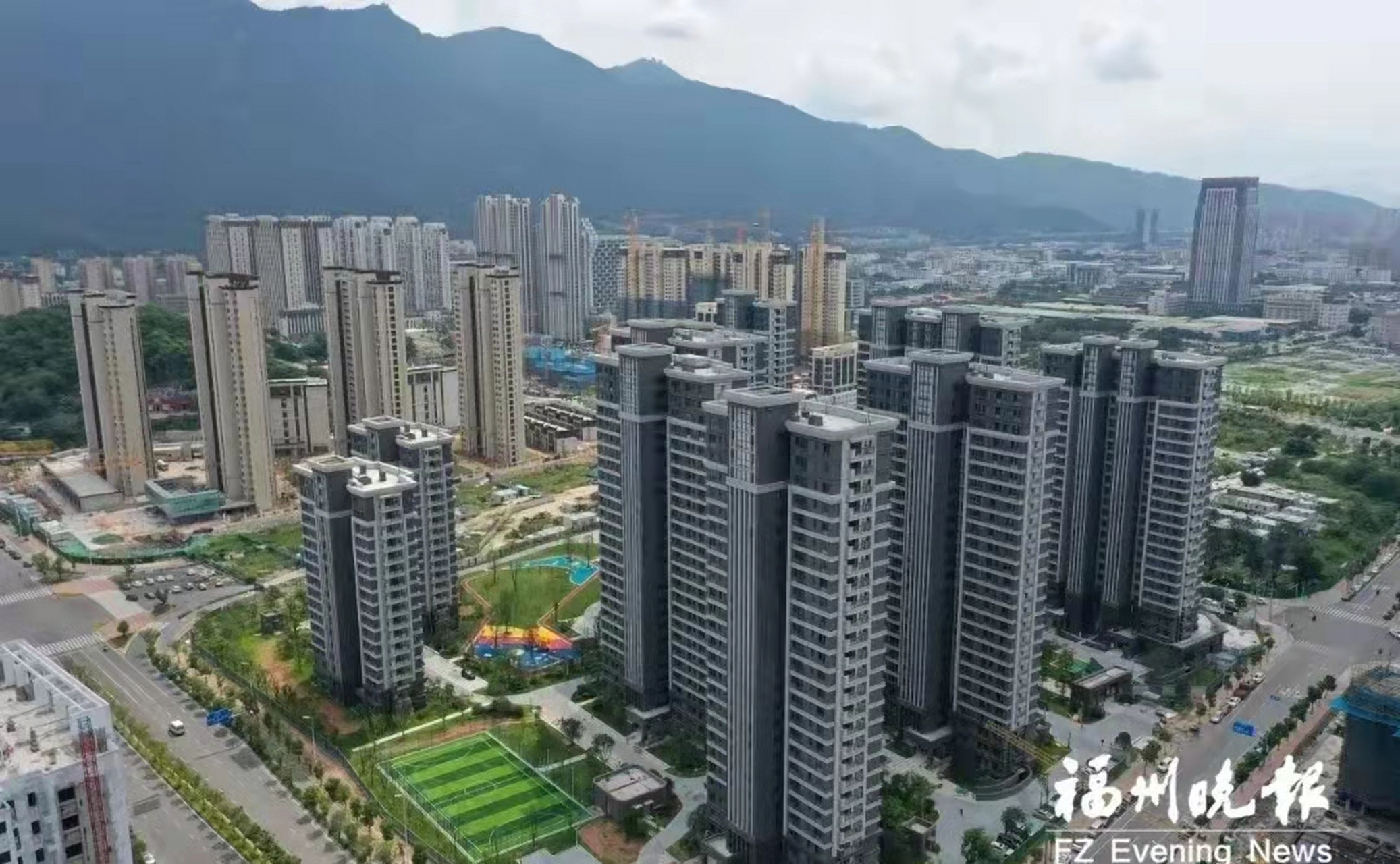 福州东二环片区的景湖佳园安置房,既有足球场还有羽毛球场和篮球场.