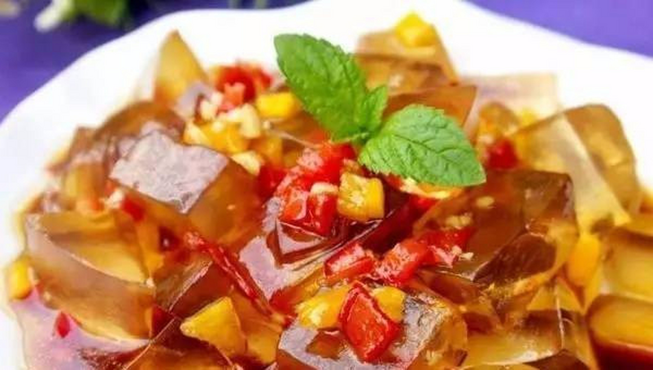 海凉粉是大连特产的小吃,原料是生长在海底礁石上的一种水草叫牛毛菜