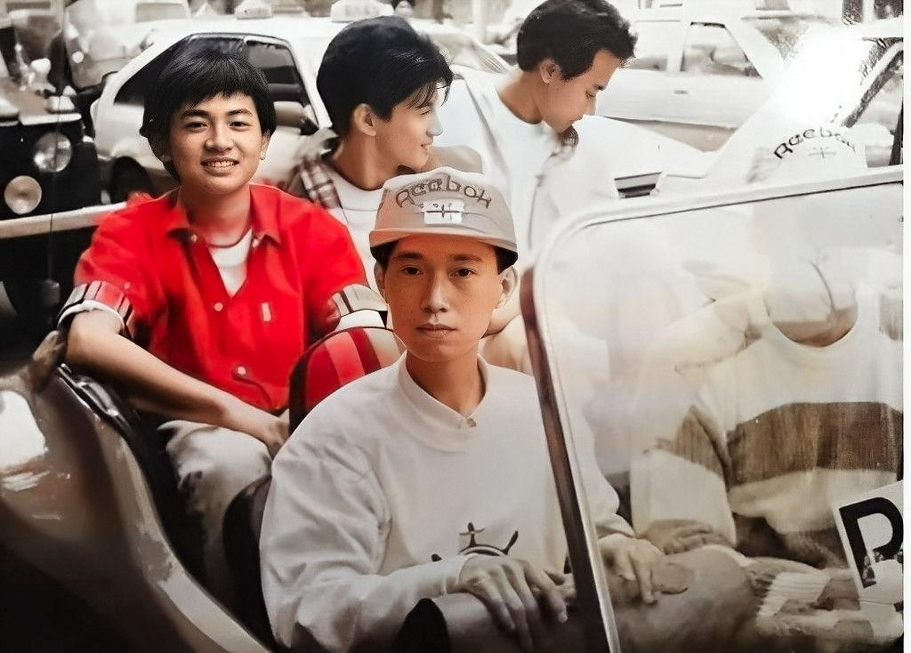 1989年,"小虎队"到万人签名会现场 这是一个青年团.