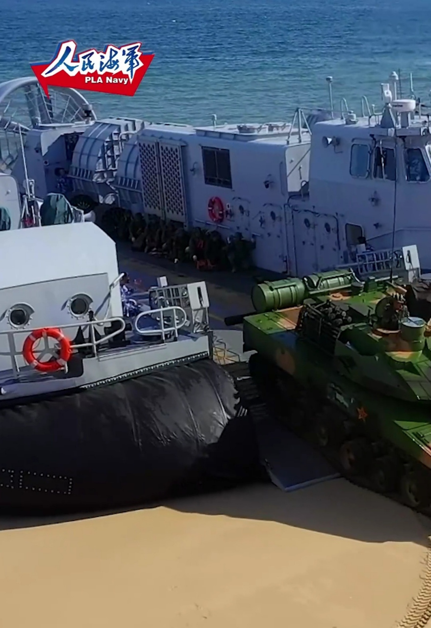野马气垫登陆艇运载15式坦克抢滩登陆