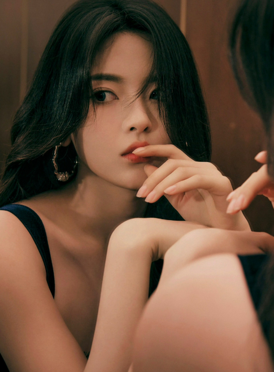 复古丝绒吊带礼服高跟凉鞋造型  杨超越一袭深蓝丝绒拖尾连身裙拍摄