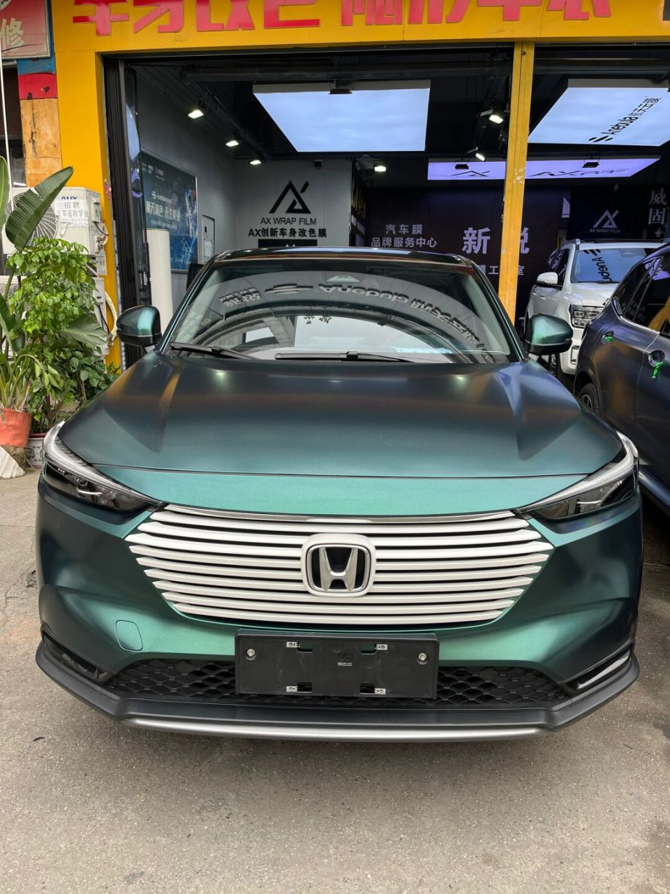 本田缤智改色电光墨绿,彰显活力  本田缤智进行了改色处理,现在身披