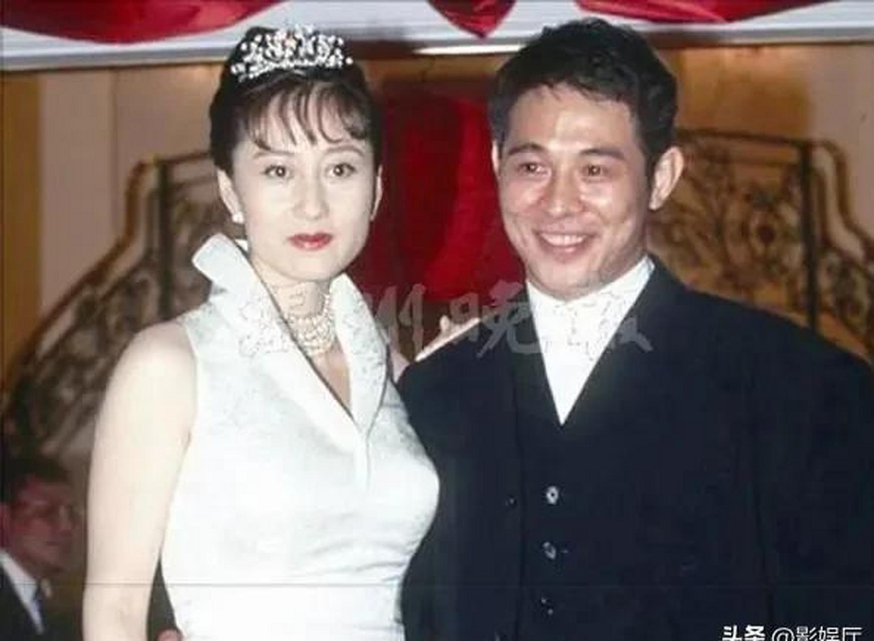 在《开讲啦》节目中,李连杰被女大学生问到抛弃前妻黄秋燕迎娶利智的