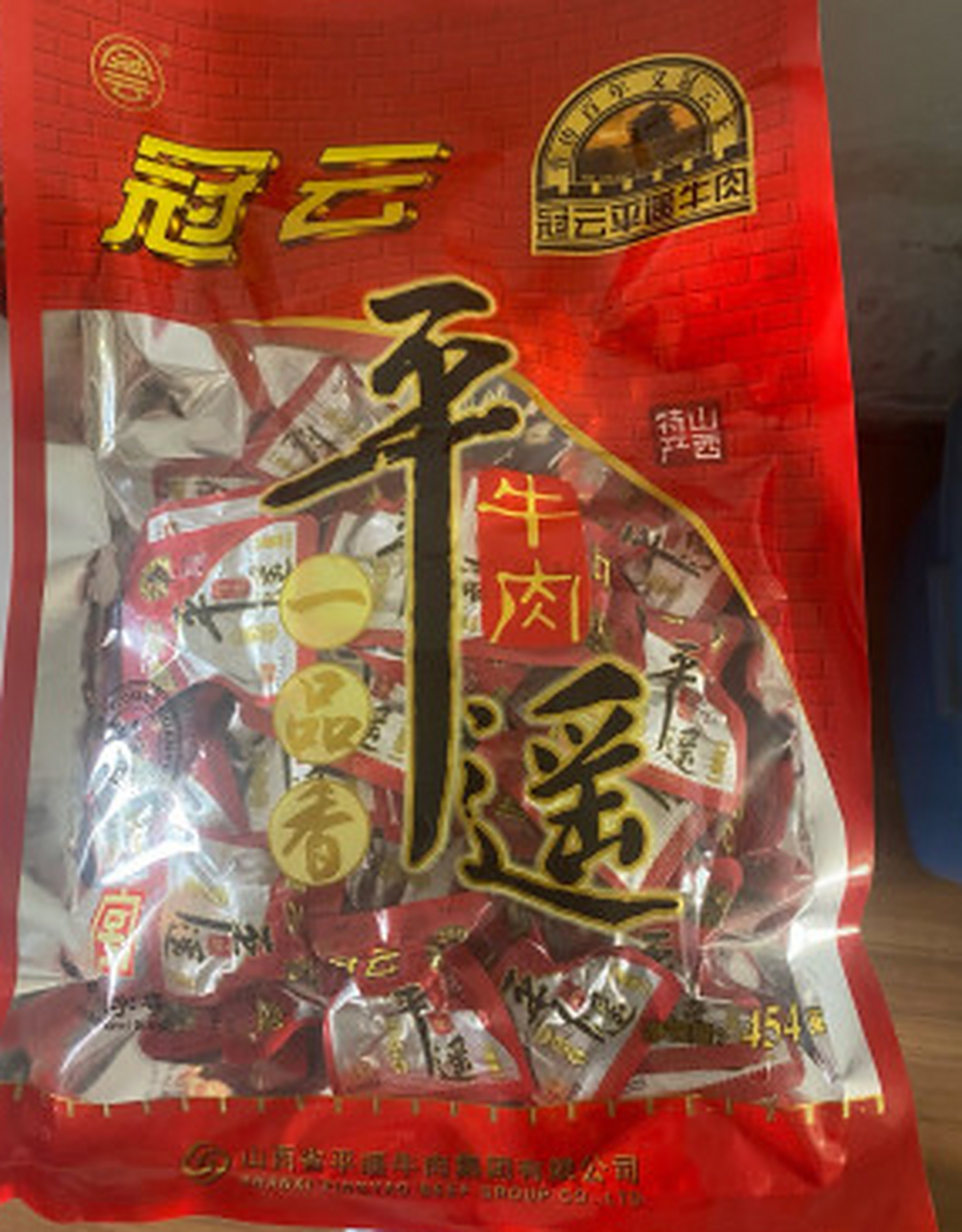 首先,冠云平遥牛肉选用上等的牛肉原料,经过精心挑选和处理,保持了