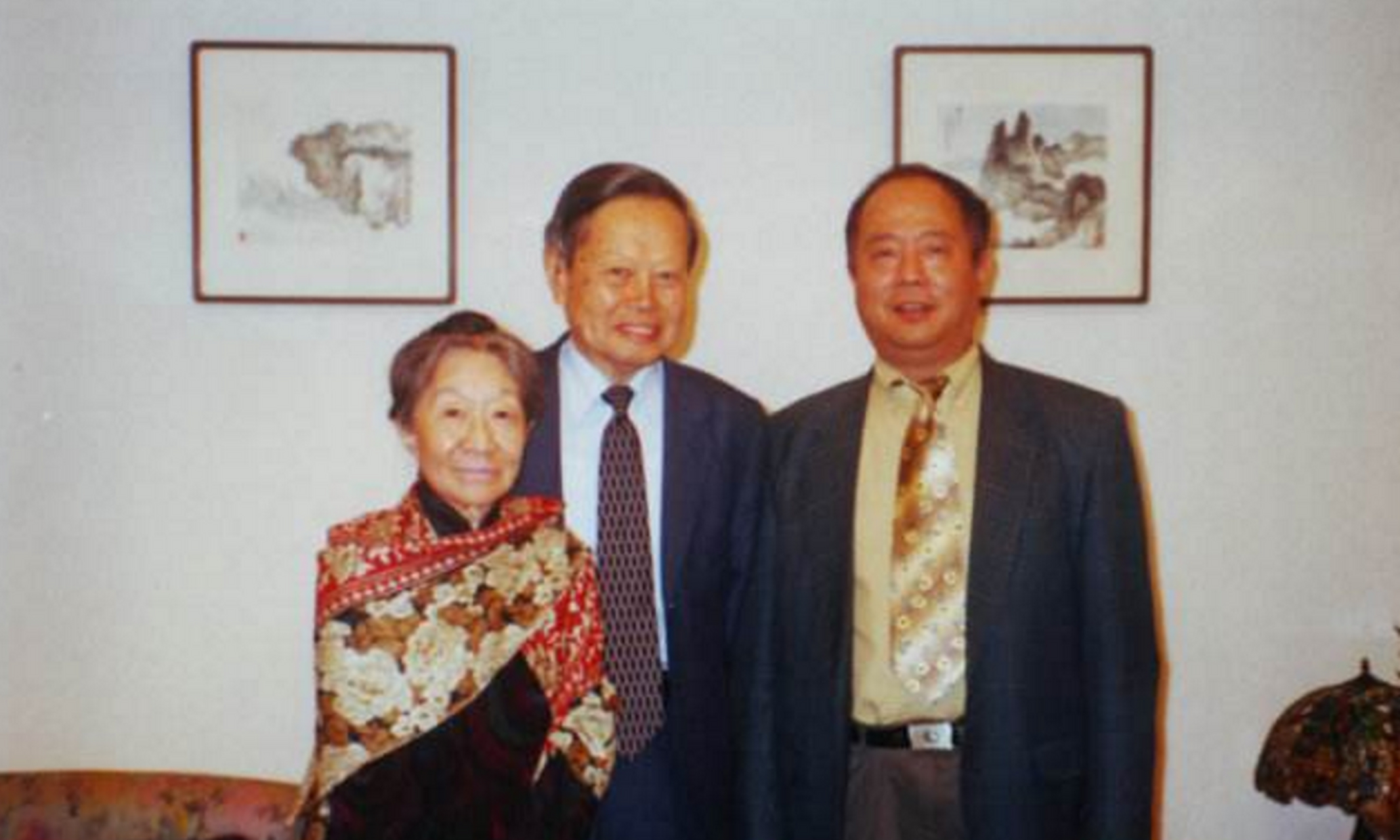 这是一张杨振宁和杜致礼年轻时候的照片,1944年,杨振宁考取清华大学第